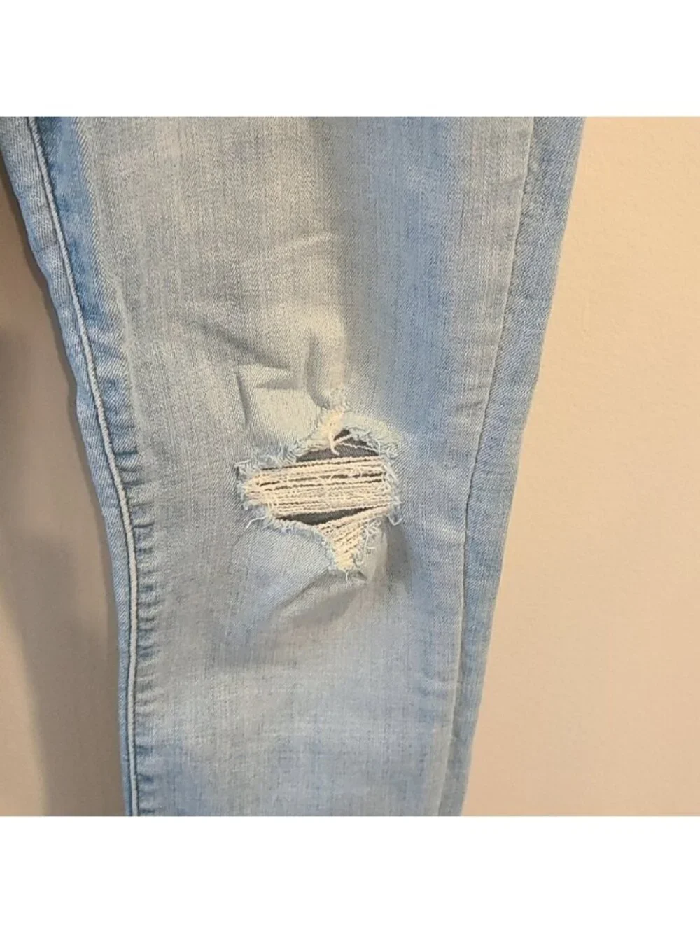 Levi slimming skinny lightwash jeans